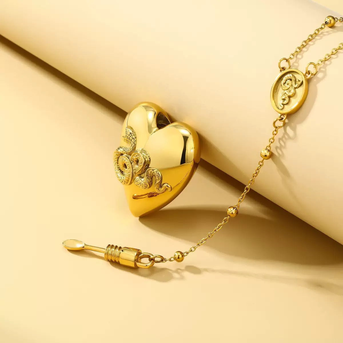 LDR vintage necklace ( Lana Del ray )