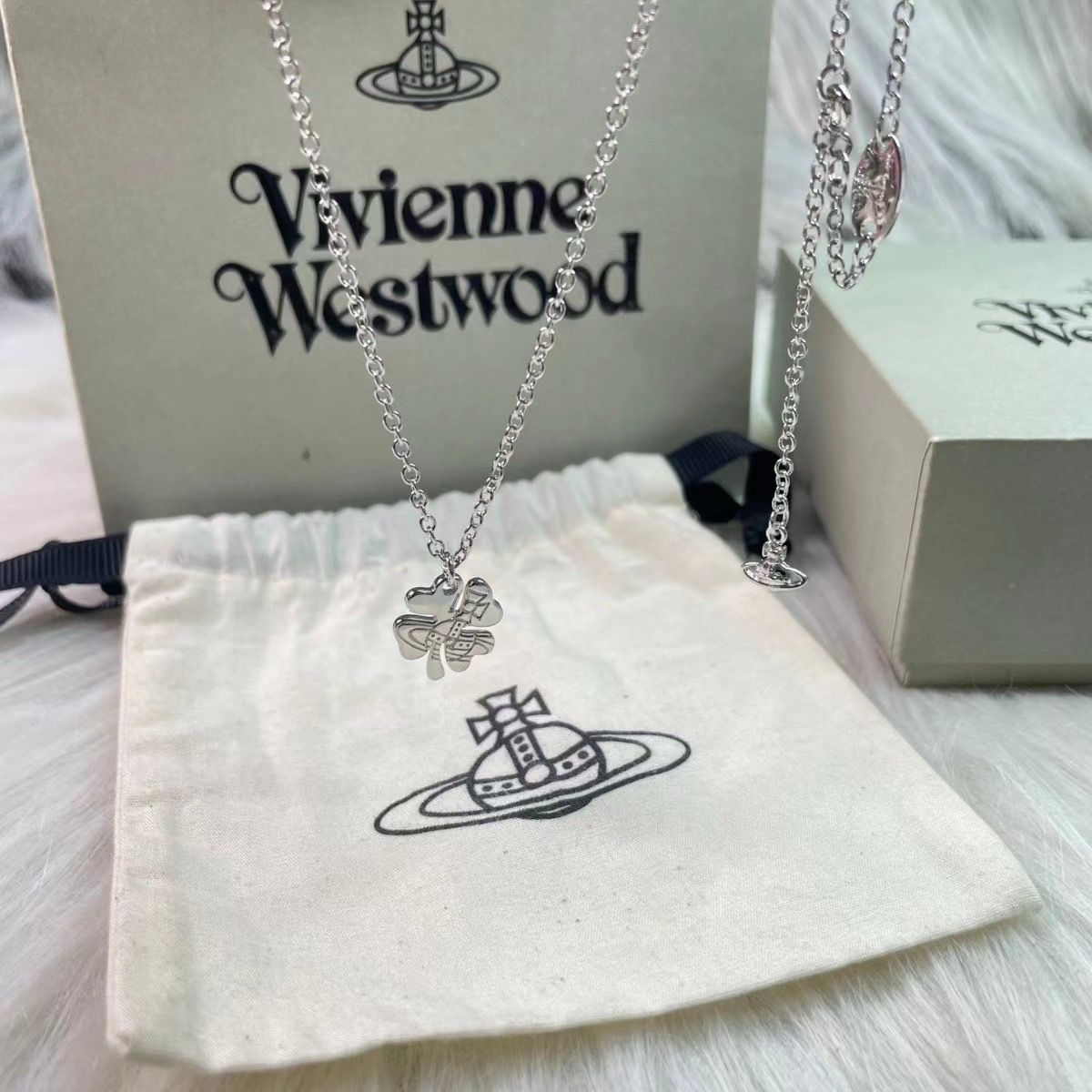 VW clover leaf necklace